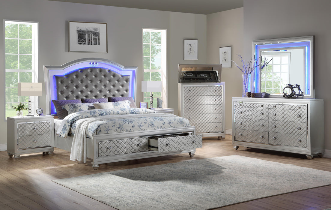 Shiney Contemporary Style Queen Bed in Silver finish Wood